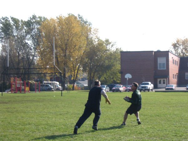 8919-bmtfl-keystorm-mothers-dejong-catching-oct30-2005