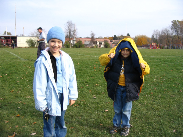 8997-bmtfl-kids-watching-championship-nov05-2005